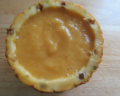 菠萝香蕉汁,所有果肉放进搅拌机，加入适量凉开水，搅打成汁即可