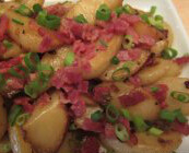 香煎培根小土豆,起锅，撒上剩下的培根碎和小葱花即可