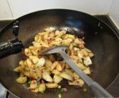 香煎培根小土豆,加入培根碎和小葱花，下入几滴辣酱油翻炒一下