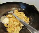 香煎培根小土豆,下土豆块，改中火翻炒呈金黄色，下黑胡椒碎粒，盐，鸡精