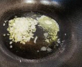 香煎培根小土豆,热锅，加入橄榄油和一片黄油，加入洋葱丁，翻炒出香味