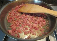 香煎培根小土豆,培根切小丁，放入煎锅煎至焦黄酥脆