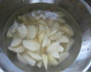 香煎培根小土豆,小土豆洗净，切滚刀块，用清水浸泡5分钟，沥干水分备用