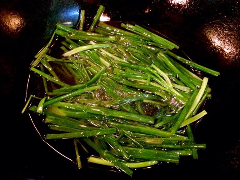 小当家葱油面,锅内倒入食用油加热至八成,放香葱段,炒至变色