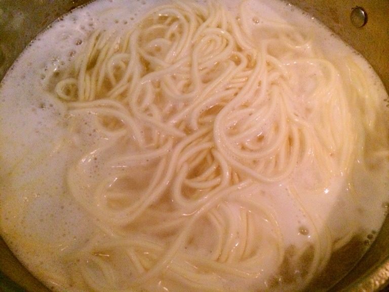 小当家葱油面,炒酱料同时做水,水开煮面,开锅加凉水,开锅三次。关火盛面,淋干水分