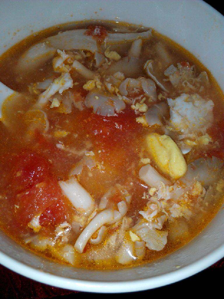 番茄鸡蛋菌类汤,<a style='color:red;display:inline-block;' href='/shicai/ 59'>番茄</a>切块，备用，等水煮开，<a style='color:red;display:inline-block;' href='/shicai/ 59'>番茄</a>放入，煮个五六分钟，<a style='color:red;display:inline-block;' href='/shicai/ 59'>番茄</a>出味时，把<a style='color:red;display:inline-block;' href='/shicai/ 231'>平菇</a>放进去，等汤再滚一次之后，打<a style='color:red;display:inline-block;' href='/shicai/ 9'>鸡蛋</a>进去，<a style='color:red;display:inline-block;' href='/shicai/ 9'>鸡蛋</a>熟了就加盐，然后就可以吃啦