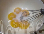 酸奶蛋糕,蛋黄糊做法:酸奶中加入炼乳拌匀,分次加加入鸡蛋打均