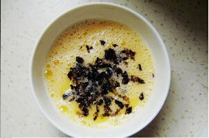 虾粉鸡蛋羹,放入适量的温水，调匀后撒少许紫菜，入蒸锅中蒸制即可