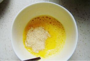 虾粉鸡蛋羹,取一勺虾粉放入打散的鸡蛋中，搅打均匀