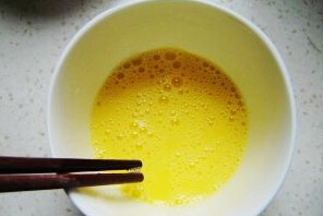 虾粉鸡蛋羹,将鸡蛋磕入碗中，用筷子将鸡蛋打匀