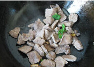 牛肉炖豆腐,干锅放牛肉干炒至牛肉没有水份,再放葱姜煸炒,并烹入<a style='color:red;display:inline-block;' href='/shicai/ 718'>料酒</a>