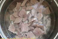 牛肉炖豆腐,牛肉洗净切块,入冷水锅中氽烫去血沫,用清水冲洗干净