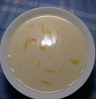 牛奶雪糕,蛋黄加入白糖,牛奶,搅拌均匀