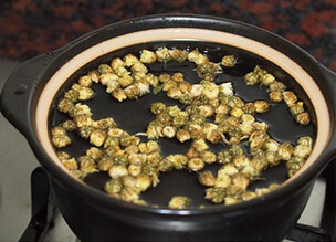 佛手菊花饮品,加入清水,大火煮开后,转小火煮多15分钟,滤出茶汤饮用