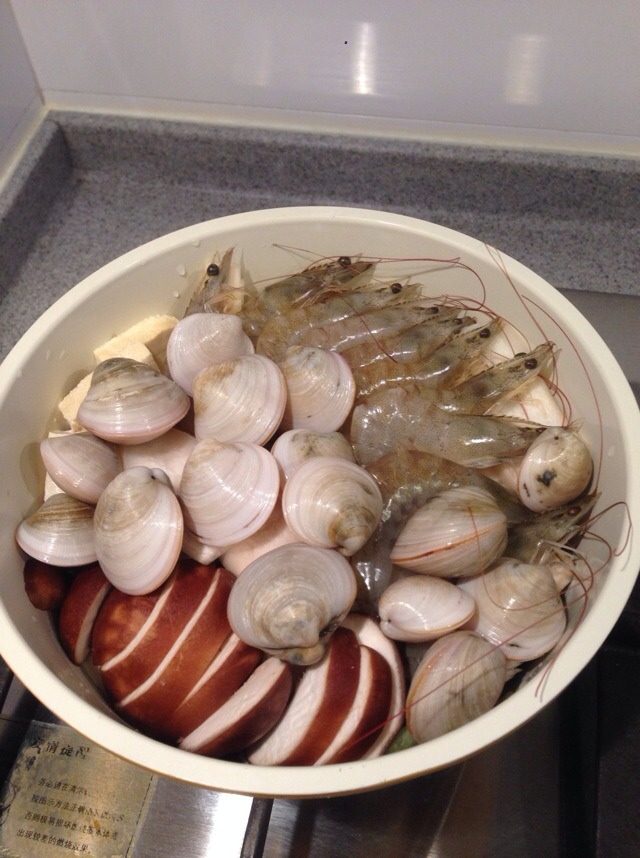 泡菜锅,食材洗净装锅（如果觉得装锅麻烦也可以图方便一次全丢进汤里）