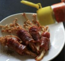 金针菇培根卷,直到培根完全变色、金针菇出汁即可起锅，撒少许<a style='color:red;display:inline-block;' href='/shicai/ 134340'>黑胡椒粉</a>～