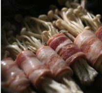 金针菇培根卷,油锅爆香洋葱片，放入卷好的培根金针菇卷，煎至油渗出表面略焦