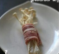 金针菇培根卷,<a style='color:red;display:inline-block;' href='/shicai/ 443'>培根</a>切两段，取一小撮<a style='color:red;display:inline-block;' href='/shicai/ 234'>金针菇</a>用<a style='color:red;display:inline-block;' href='/shicai/ 443'>培根</a>卷起