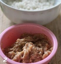 糯米肉丸,肉馅加入蛋清、<a style='color:red;display:inline-block;' href='/shicai/ 3250'>葱</a>末，用少许盐、<a style='color:red;display:inline-block;' href='/shicai/ 788'>生抽</a>、<a style='color:red;display:inline-block;' href='/shicai/ 846'>色拉油</a>、生粉、<a style='color:red;display:inline-block;' href='/shicai/ 720'>胡椒粉</a>搅拌上筋