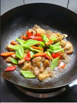 农家小炒肉,倒入<a style='color:red;display:inline-block;' href='/shicai/ 864'>蒸鱼豉油</a>，<a style='color:red;display:inline-block;' href='/shicai/ 718'>料酒</a>，盐，倒入青红椒，炒匀后放<a style='color:red;display:inline-block;' href='/shicai/ 717'>味精</a>；香油即可