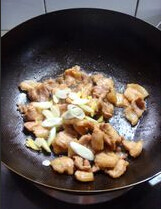 农家小炒肉,油锅倒入腌好的肉片,炒至变色,放入葱姜蒜炒香