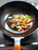 农家小炒肉,青红椒切菱形片，<a style='color:red;display:inline-block;' href='/shicai/ 3250'>葱</a>；<a style='color:red;display:inline-block;' href='/shicai/ 37'>姜</a>；蒜切片，锅中不放油，先煸熟青红椒，盛出备用