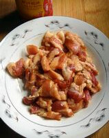 农家小炒肉,肉片洗净后,倒入一小勺<a style='color:red;display:inline-block;' href='/shicai/ 721'>蚝油</a>,加点生抽腌制10分钟