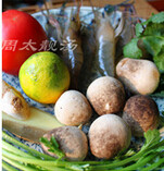 冬阴功汤,虾洗净开背抽出肠子,草菇对半切开,西红柿切块备用