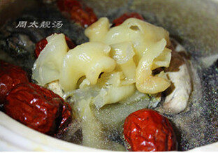 牛奶花胶炖乌鸡,将乌骨鸡等全部汤料加冷水用大火烧开,转小火煲3小时以上