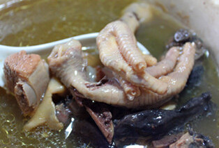 牛奶花胶炖乌鸡,乌骨鸡、肋排、鸡爪用开水飞水,去掉血水浮沫
