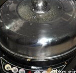 水煎包,电饼铛预热后刷上油放入包子,盖上盖子焖一会