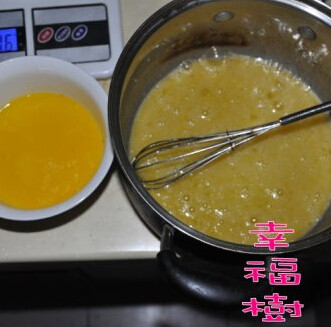 香酥蛋卷 ,鸡蛋+细砂糖搅拌均匀至砂糖融化,加入融化黄油搅拌均匀