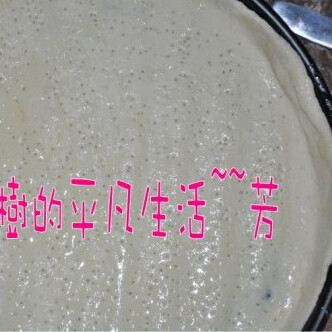 新疆烤馕,派盘中刷一层薄油,取一份面团擀平后,放入派盘