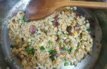 鸡蛋腊肠炒饭,再加入<a style='color:red;display:inline-block;' href='/shicai/ 3517'>青菜</a>，加酱油，葱花，盐，翻炒一下即可出锅