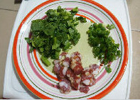 鸡蛋腊肠炒饭,将菜心、<a style='color:red;display:inline-block;' href='/shicai/ 4536'>腊肠</a>、<a style='color:red;display:inline-block;' href='/shicai/ 3250'>葱</a>切成小丁状，<a style='color:red;display:inline-block;' href='/shicai/ 9'>鸡蛋</a>打散待用