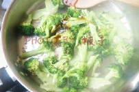 蚝油西兰花,淋入耗油,加入扮好的芡汁,调入适量的盐
