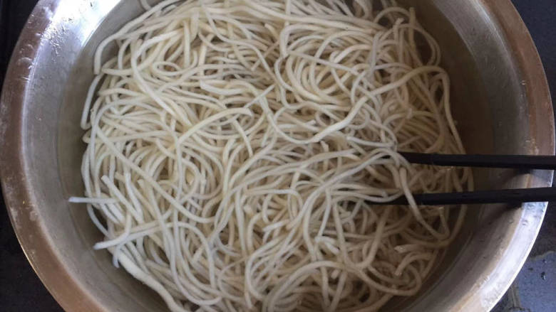 酸爽青菜粉,红薯粉用温水泡软，用米粉也可以