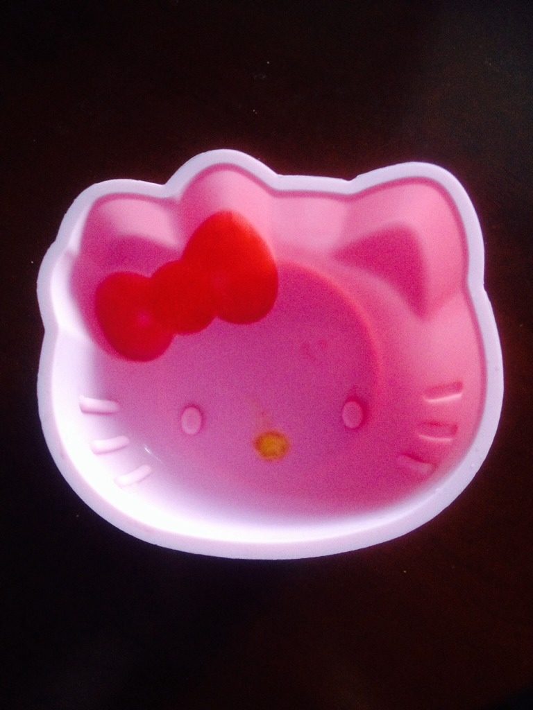 hello kitty酸奶慕斯蛋糕,把红色QQ糖融化倒至KT猫模具蝴蝶结位置,黄色QQ糖融化倒至嘴巴位置后放冰箱冷冻3分钟