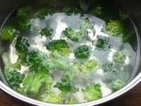 西兰花炒虾仁
,锅中注入适量清水,烧开后加入少许盐,将西兰花放入,煮几分钟熟透后捞出