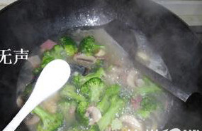上汤西兰花,最后调入盐和<a style='color:red;display:inline-block;' href='/shicai/ 718'>料酒</a>，撒一点<a style='color:red;display:inline-block;' href='/shicai/ 720'>胡椒粉</a>后起锅