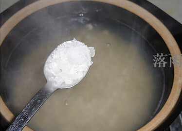 柠檬薏米水,加入适量的冰糖至完全融化