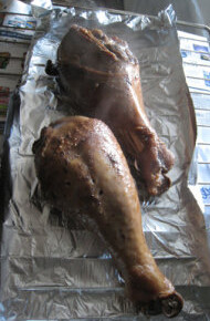 先卤后烤火鸡腿,加入葱，<a style='color:red;display:inline-block;' href='/shicai/ 37'>姜</a>，<a style='color:red;display:inline-block;' href='/shicai/ 700'>花椒</a>，焖煮火鸡腿至基本熟