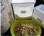 杂粮辫子面包,30g高粉+150g水,混合均匀放火上加热出现纹路后放凉即可