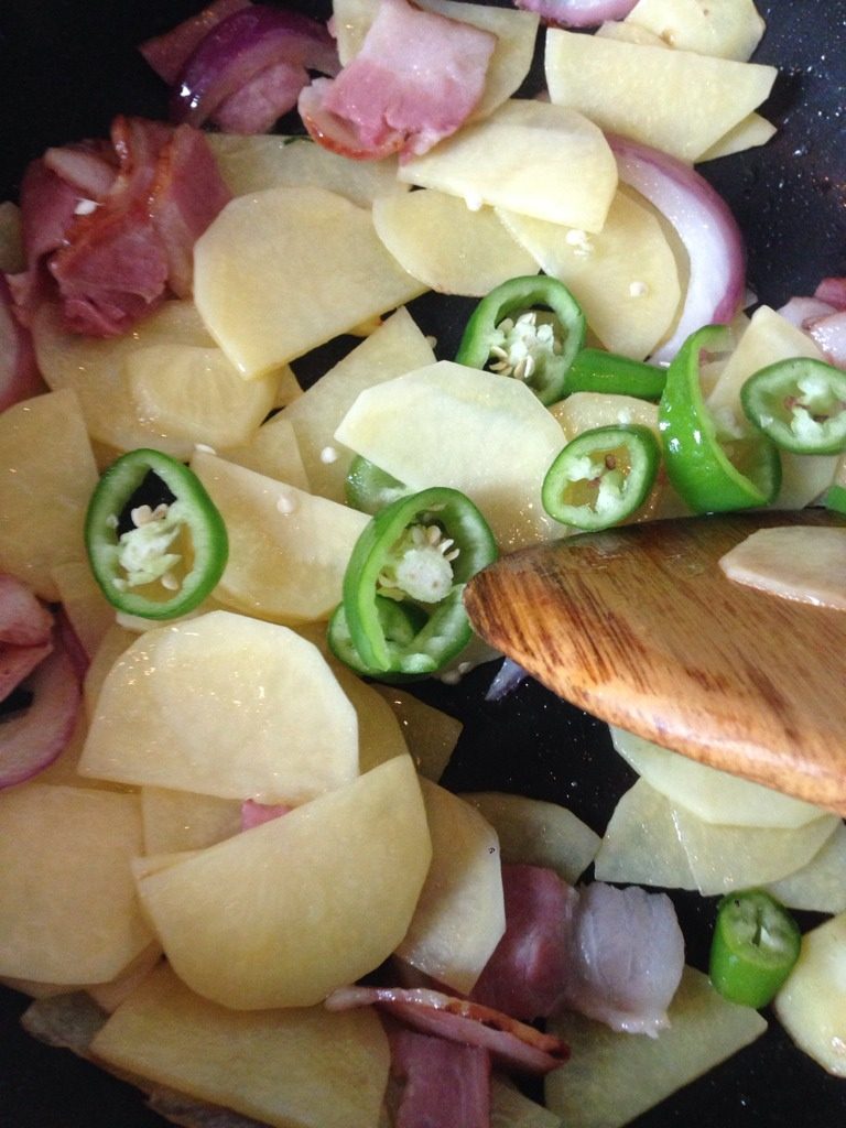 黑椒培根土豆片,黄油热锅，依次放入<a style='color:red;display:inline-block;' href='/shicai/ 29'>洋葱</a>，<a style='color:red;display:inline-block;' href='/shicai/ 443'>培根</a>炒出油，<a style='color:red;display:inline-block;' href='/shicai/ 443'>培根</a>油脂很多，出的油足够炒一盘菜了！