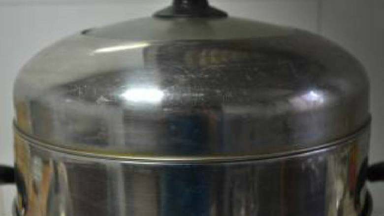 鲜玉米糕, 坐锅入水,放入生玉米糕大火烧开后转中火蒸大概15分钟左右