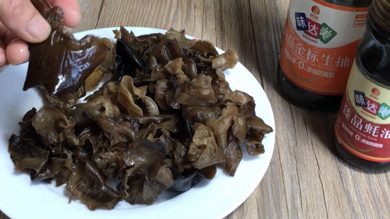 酸辣椒炒牛肉,黑木耳洗净后撕成小块，备用