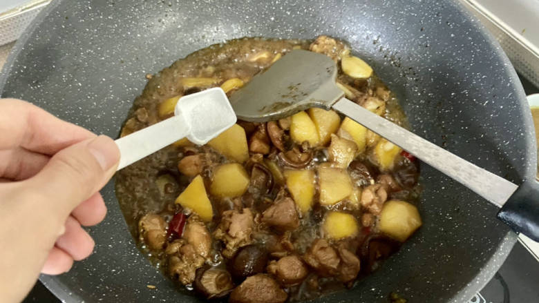 土豆香菇焖鸡,汤汁浓郁尝下咸淡,如果觉得淡,可以根据自己口味补充少许食盐