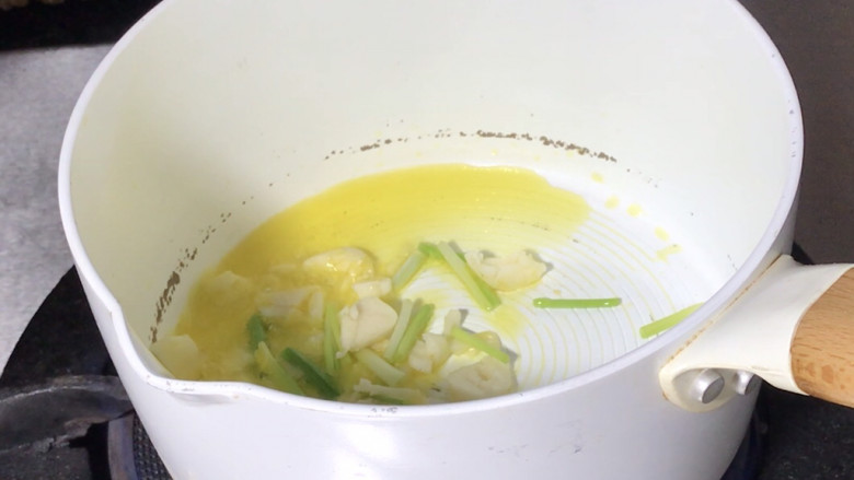 捞汁黄瓜,起锅热油,放入葱蒜炒香