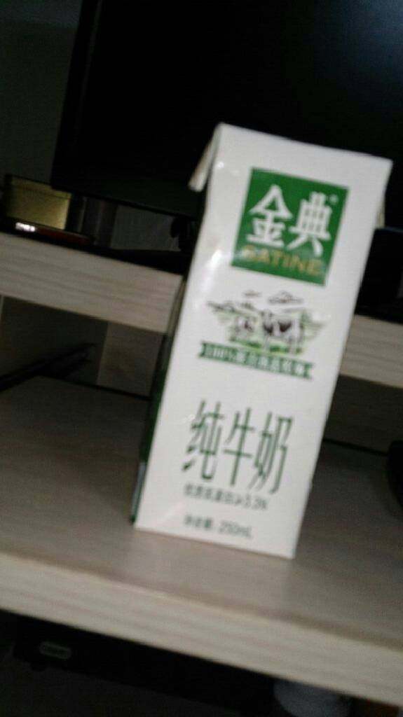 蜂蜜牛奶小雪糕,把牛奶和<a style='color:red;display:inline-block;' href='/shicai/ 10588'>糖</a>混在一起。