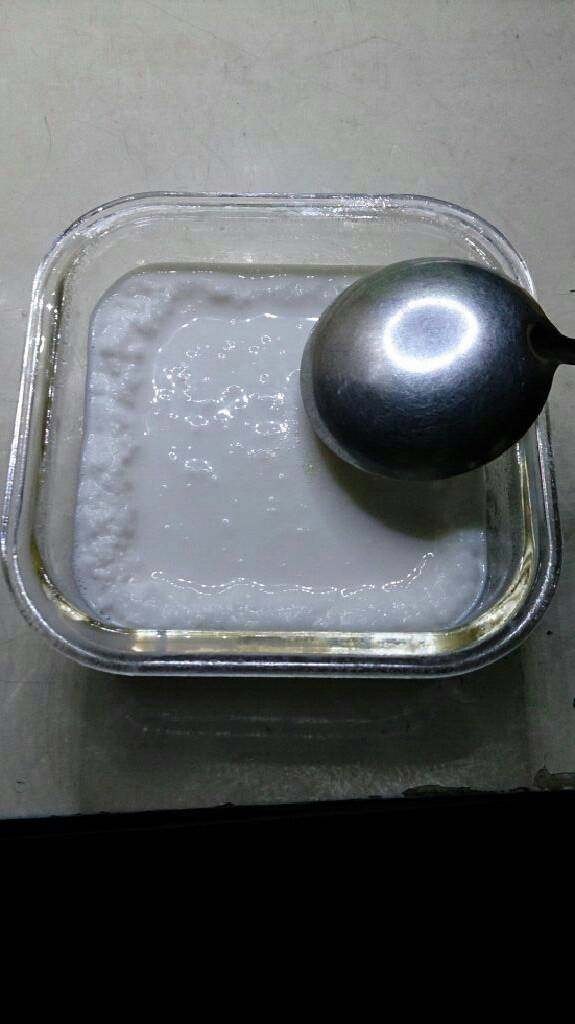 蜂蜜牛奶小雪糕,冷冻3小时后,倒入<a style='color:red;display:inline-block;' href='/shicai/ 865'>蜂蜜</a>，即可食用。